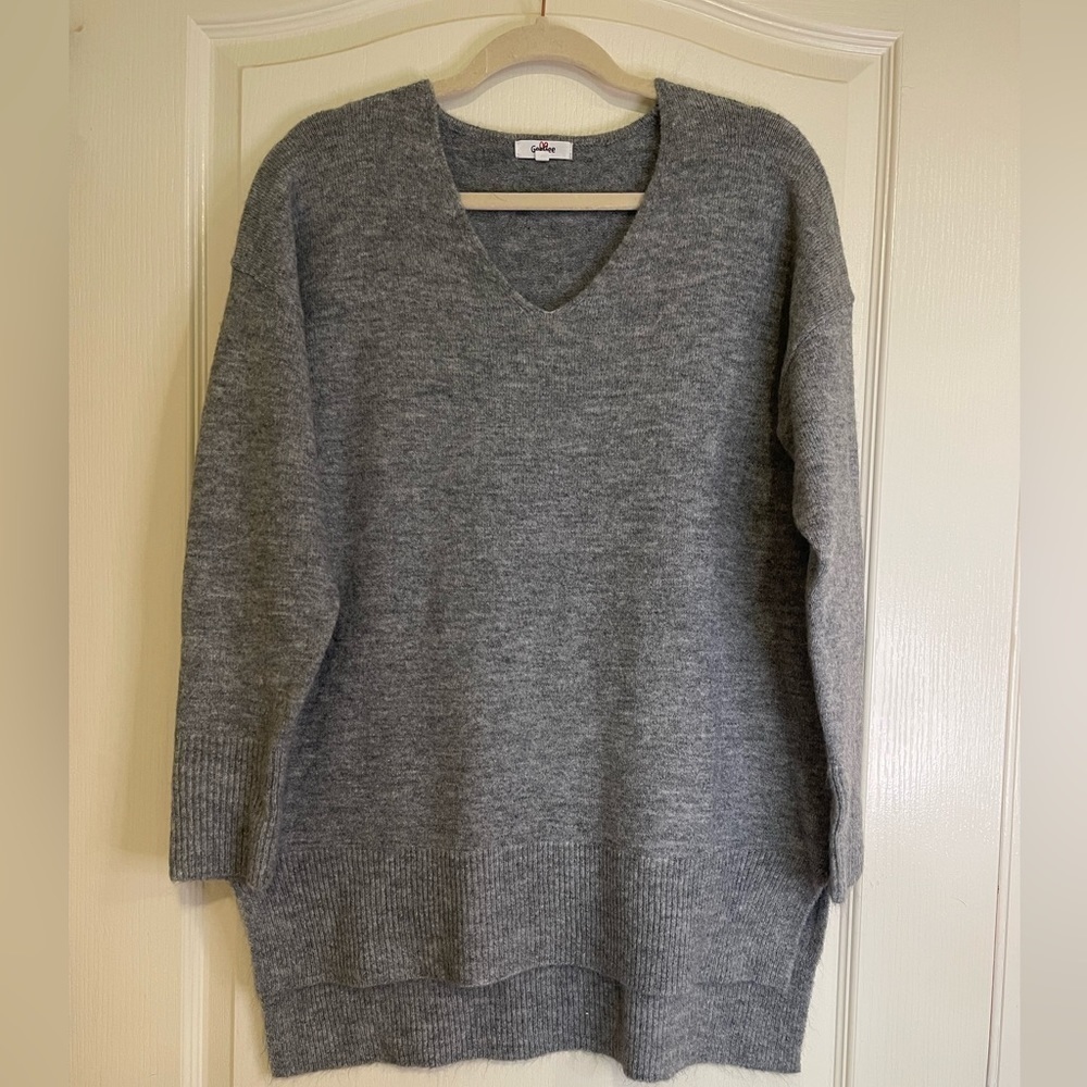 NWOT GeeGee grey v-neck lightweight high-low sweater​​​​​​​​